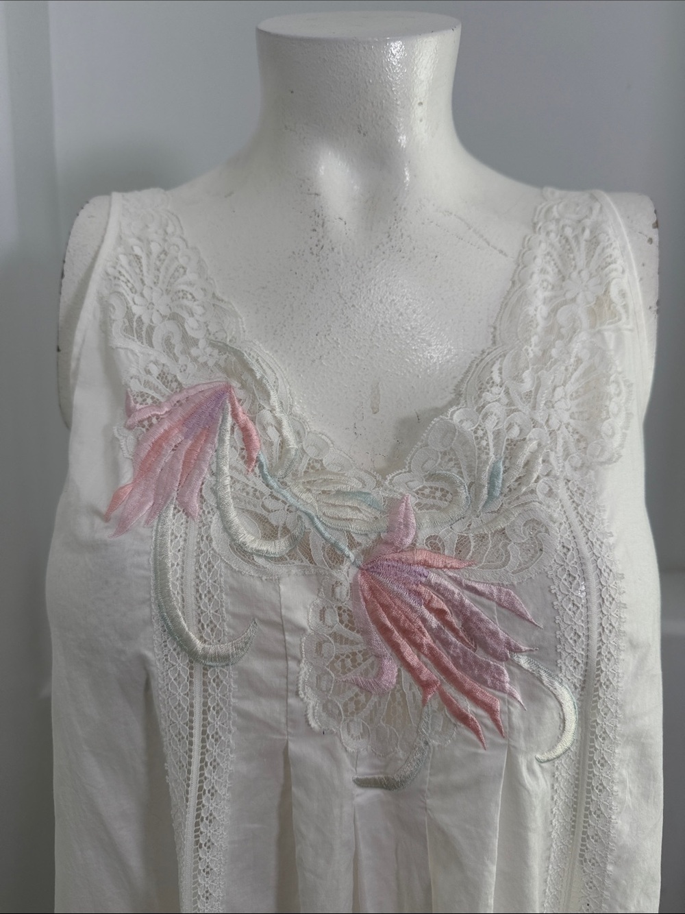 Natori Sacks Fifth Ave Vintage White Long Nightgown Pink Embroidery lace Size M - Picture 5 of 8